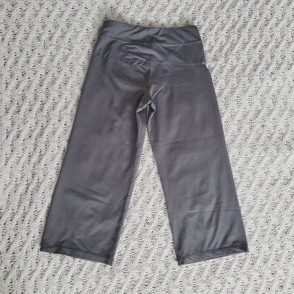 Champion Mid Rise Yoga Capri- Size M - Picture 1 of 8